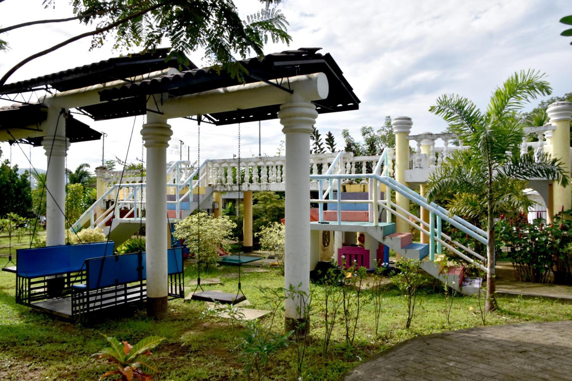 Isla De Oro Hotel Mamburao Экстерьер фото