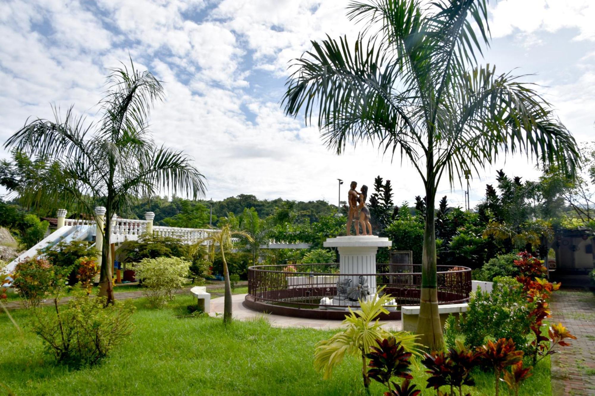 Isla De Oro Hotel Mamburao Экстерьер фото