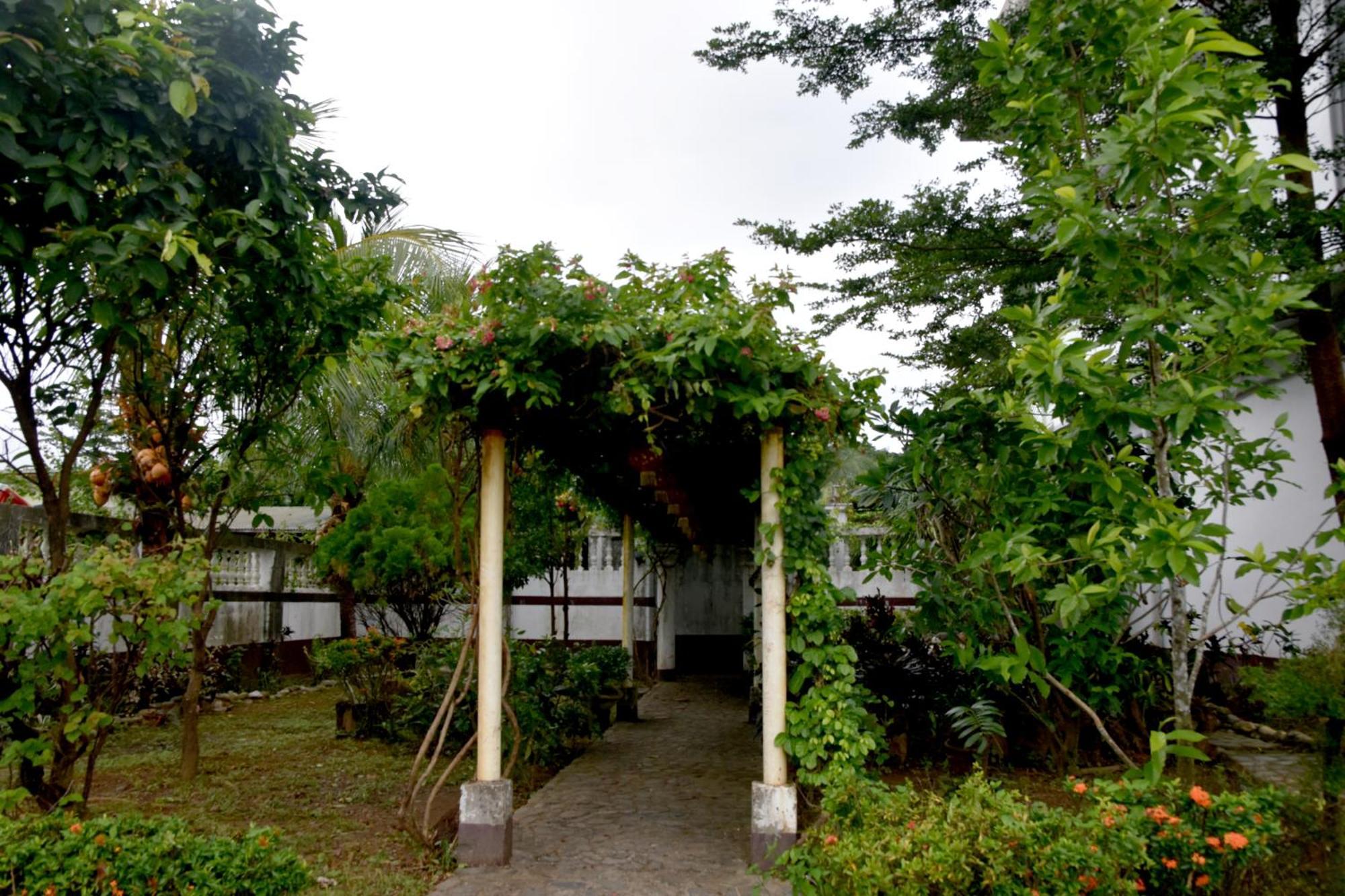 Isla De Oro Hotel Mamburao Экстерьер фото