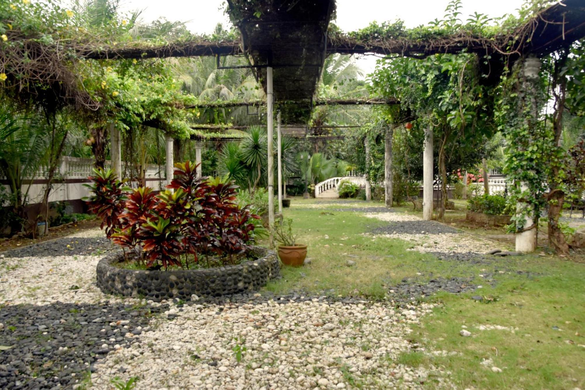 Isla De Oro Hotel Mamburao Экстерьер фото